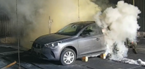 E-Fahrzeug im Brandraum mit Gaswolke im hinteren Bereich des Fahrzeuges