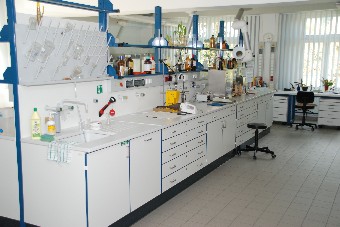 Im Chemielabor gibt es mehrer Arbeitsplätze, die genutzt werden.