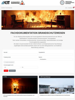 Screenshot der Internetseite Fachdokumentation Brandschutzwesen. Im oberen Bereich befinden sich die Logos der Einrichtungen. Es folgt ein Bild mit brennenden Möbeln. Darunter sind Erläuterungen angegeben. Es folgt die Suchmaske und Links mit Bildern zu den beiden Einrichtungen IBK und KIT. 
