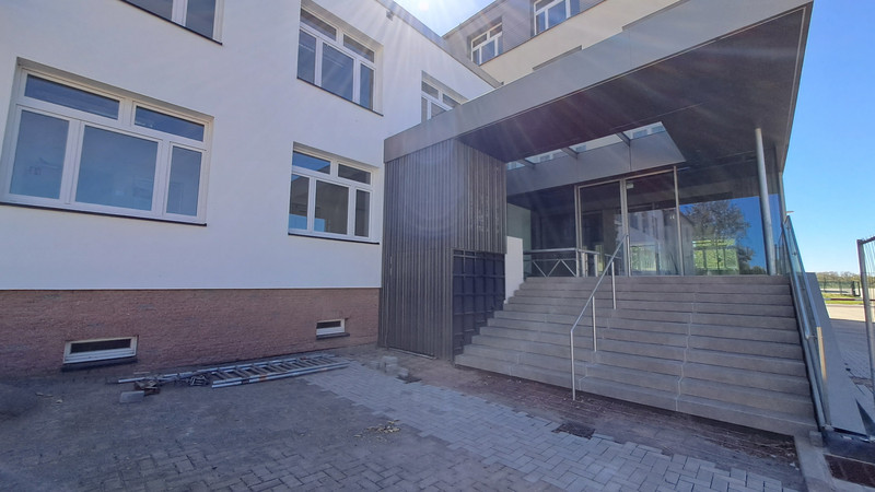 Eingang von Gebäude 29 mit neuer Treppe