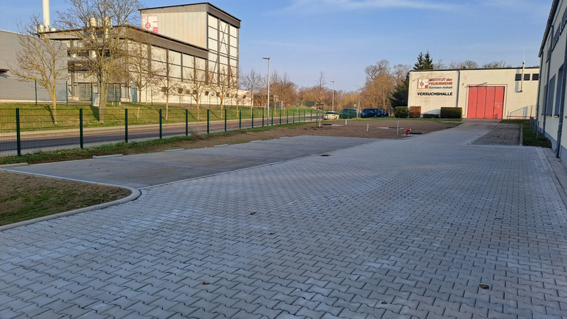 Parkfläche 2 des IBK ist erneuert. Zu sehen ist eine neu gepflasterte Fläche.