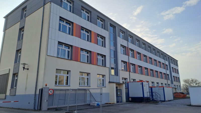 Hauptgebäude des IBK mit verhängten Fenstern für die Sanierung