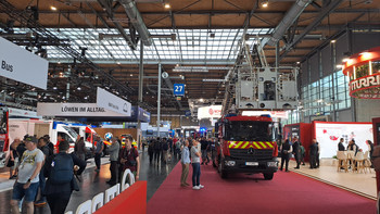 Messestanände und Feuerwehrfahrzeug auf der Interschutzmesse