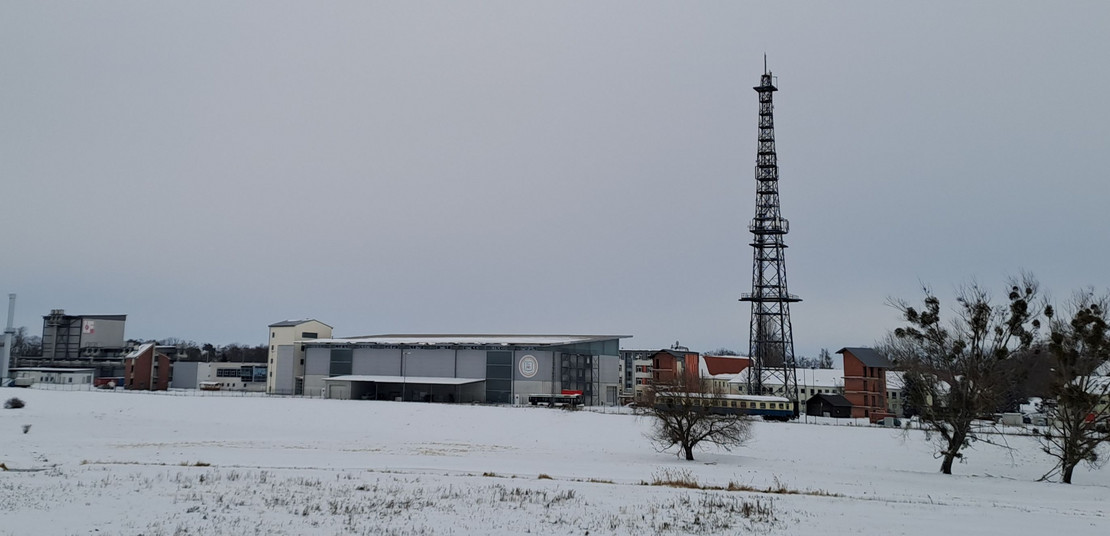Außenansicht des IBK mit Übungsgelände und Funkturm