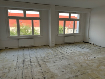Raum mit entferntem Bodenbelag, im Hintergrund sind 2 Fenster