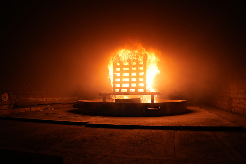 brennende Holzkrippe in einer flachen großen Brandwanne