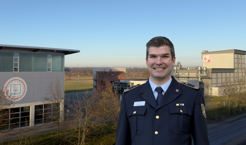 Direktor vor Gebäude des IBK Heyrothsberge
