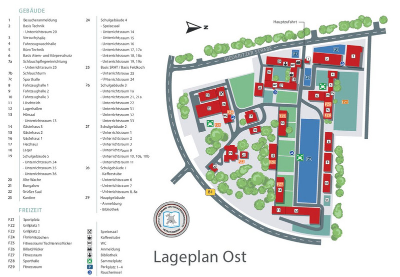 Lageplan der östliche Liegenschaft. Zu sehen ist eine schematische Draufsicht des Geländes mit mehreren Gebäuden, Wegen und Grünflächen. Daneben gibt es eine Legende. 