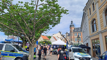 Blaulichtmeile auf dem Sachsen-Anhalt-Tag. Viele Besucher besuchen die Stände der Polizei.