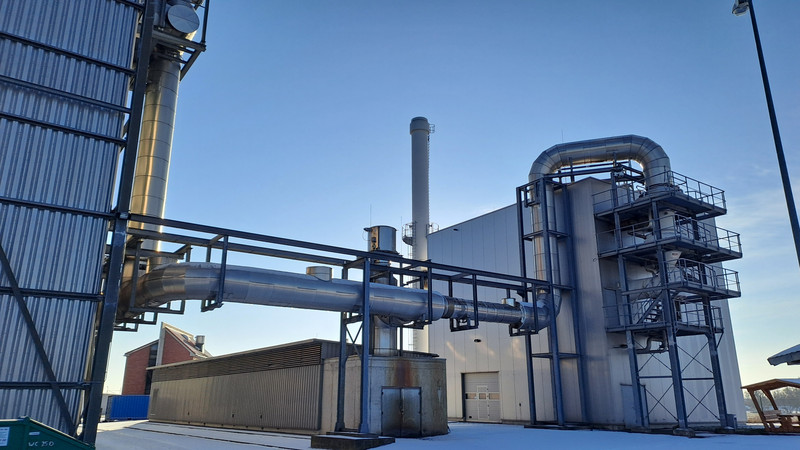 3 Gebäude, die durch eine Verrohrung miteinander verbunden sind. 