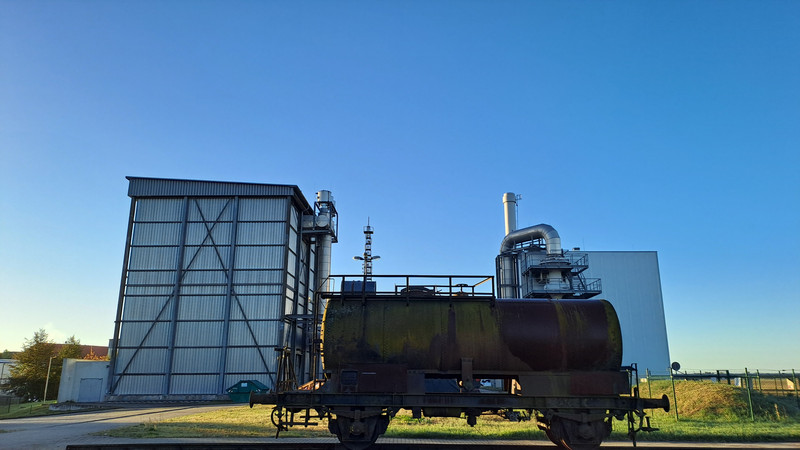 Alter Eisenbahnwaggon vor Forschungsanlagen 