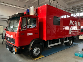 Feuerwehr-LKW mit der Aufschrift MOBLAB steht in einer Fahrzeughalle
