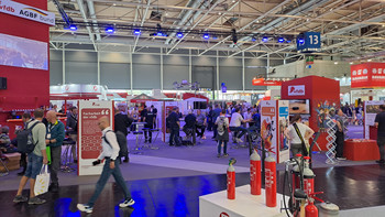 vfdb-Stand auf der Messe Interschutz mit Besuchern