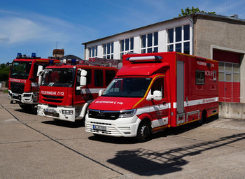 3 Feuerwehrfahrzeuge nebeneinander aufgereiht