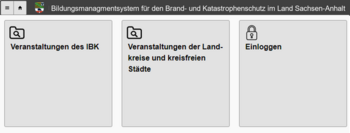 Screenshot mit der neu gestalteten Startseite der IT-Fachanwendung mit einer Kopfzeile in der links das Landeswappen Sachsen-Anhalts abgebildet ist und der Schriftzug „Bildungsmanagementsystems für den Brand- und Katastrophenschutz im Land Sachsen-Anhalt.“ Darunter sind drei graue Kacheln angeordnet. In der linken Kachel steht: Veranstaltungen das IBK. In der mittleren Kachel steht: Veranstaltungen der Landkreise und kreisfreien Städte. In der rechten Kachel steht: Einloggen.