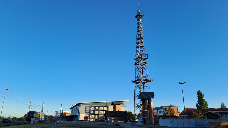 Geländes des IBK mit mehreren Gebäuden und Turm