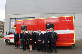 Anwärter, Ministerin, Direktor und neue Teammitglieder IBK stehen vor Einsatzleitwagen